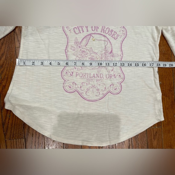 Cream V-Neck Blouse with Pink Graphic - Picture 3 of 9